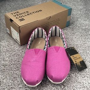 NWT Women’s TOMS